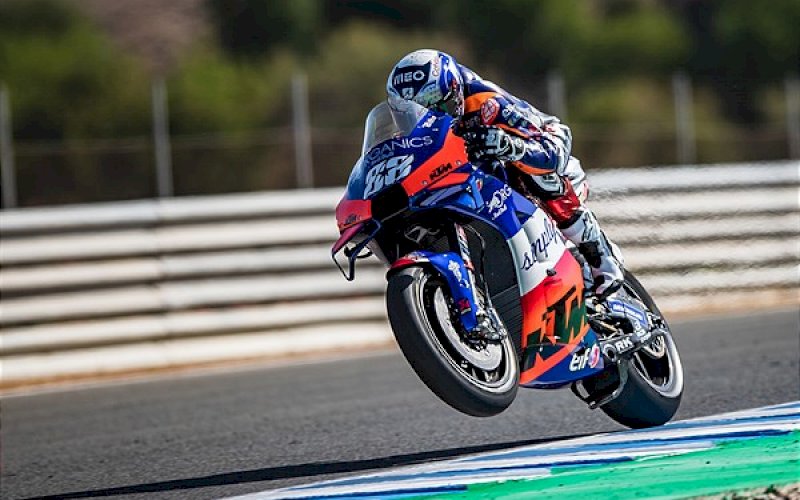 KEMENANGAN PERDANA. Pembalap KTM Tech3, Miguel Oliveira, meraih kemenangan pertama yang spesial di MotoGP Styria, Minggu (23/8/2020) malam. foto: twitter