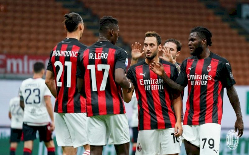 SELEBRASI. Pemain AC Milan merayakan kemenangan 3-0 atas Cagliari di Stadion San Siro, Minggu (2/8/2020) dini hari WITA. foto: twitter @acmilan