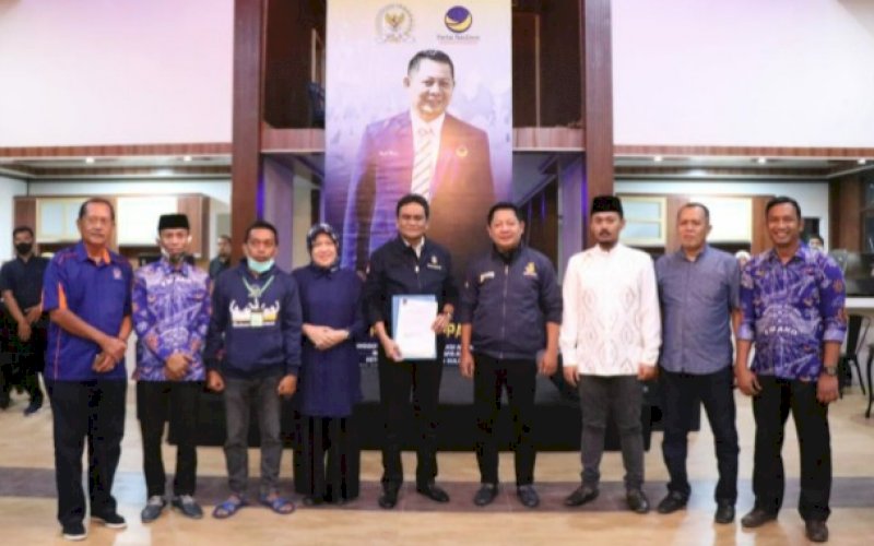RESMI. Ketua DPW Nasdem Sulsel Rusdi Masse (RMS) menyerahkan surat rekomendasi dalam bentuk B1-KWK kepada pasangan bakal calon Bupati dan Wakil Bupati Barru Suardi Saleh-Andi Mirza Riogi Idris di kediaman pribadinya di Pinrang, Minggu (2/8/2020) malam. foto: istimewa