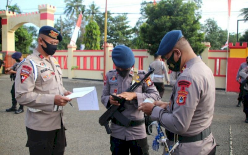 PEMERIKSAAN. Pemeriksaan administrasi dilakukan terhadap kendaraan milik personel Batalyon C Pelopor Brimob Polda Sulsel, Selasa (4/8/2020). foto: istimewa