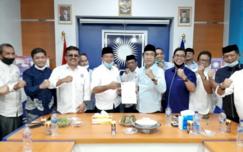 RESMI. Ketua DPW PAN Sulsel Ashabul Kahfi bersama jajaran pengurusnya menyerahkan SK DPP PAN model B1-KWK kepada bakal calon Bupati dan Wakil Bupati Bulukumba HA Muchtar Ali Yusuf-HA Edy Manaf di Sekretariat DPW PAN Sulsel, Senin (3/8/2020). foto: doelbeckz/pluz.id
