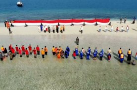 Brimob Bone Terlibat Pembentangan Bendera Merah Putih di Gusung Tangkulara