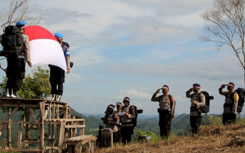 UPACARA BENDERA. Suasana upacara pembentangan bendera merah putih di Puncak Bottoa, Desa Cingkang Kecamatan Barebbo, Minggu (2/8/2020). foto: istimewa