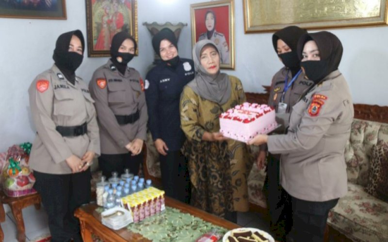ANJANGSANA. Polwan Polda Sulsel dipimpin AKBP Faizah melaksanakan kujungan atau angjangsana ke rumah Purnawirawan Polwan Kombes Hj Sumartini di Jl Andi Mangerangi dan Purnawirawan Polwan Kompol Hasna di Jl Toddopuli 10, Makassar, Selasa (11/8/2020). foto: istimewa.