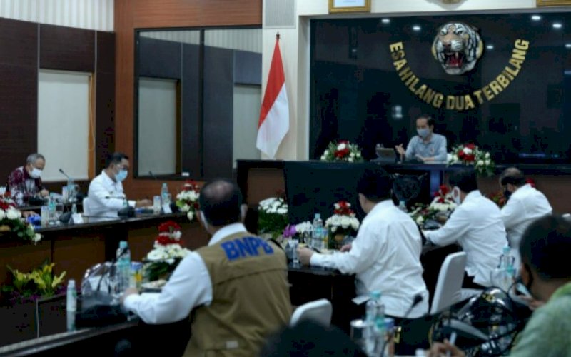 BERI ARAHAN. Presiden Joko Widodo saat menyampaikan arahan di Posko Penanganan dan Penanggulangan Covid-19 Provinsi Jawa Barat di Markas Kodam III/Siliwangi, Selasa (11/8/2020). foto: istimewa
