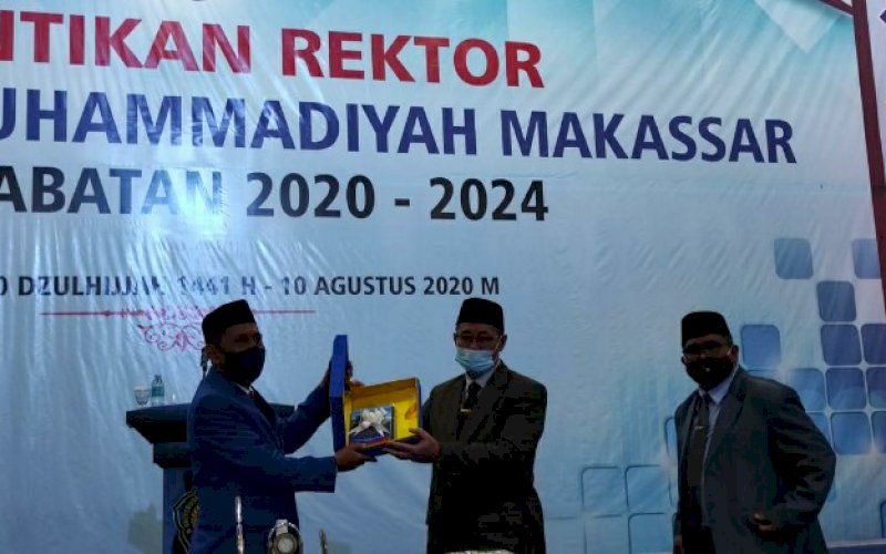 PELANTIKAN. Prof Dr H Ambo Asse MAg dilantik sebagai Rektor Unismuh Makassar periode 2020-2024 di Balai Sidang Unismuh Makassar, Jl Sultan Alauddin, Makassar, Senin (10/8/2020). foto: istimewa