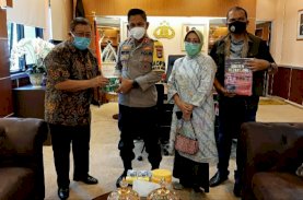 Tim Covid-19 IKA Unhas Serahkan Minyak Kayu Putih ke RS Bhayangkara