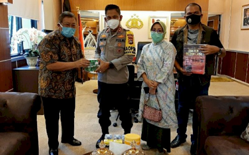 PENYERAHAN. Ketua Tim Covid-19 IKA Unhas Makassar Prof Idrus Paturusi didampingi Humas IDI Makassar dr Wachyudi Muchsin menyerahkan secara simbolis Minyak Kayu Putih kepada Kapolda Sulsel Irjen Pol Mas Guntur Laupe disaksikan Tim Pakar Polda Sulsel Sakka Pati di sela-sela silaturahmi di Ruang Kerja Kapolda Sulsel, Jumat (7/8/2020). foto: doelbeckz/pluz.id