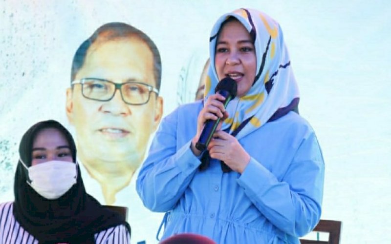 TEMU KONSTITUEN. Anggota DPRD Provinsi Sulsel Rezki Mulfiati Lutfi mendampingi bakal calon Wali Wali Kota Makassar Fatmawati Rusdi saat menemui konstituen dan kerabatnya di Kecamatan Panakkukang, Kota Makassar, Jumat (21/08/2020). foto: istimewa