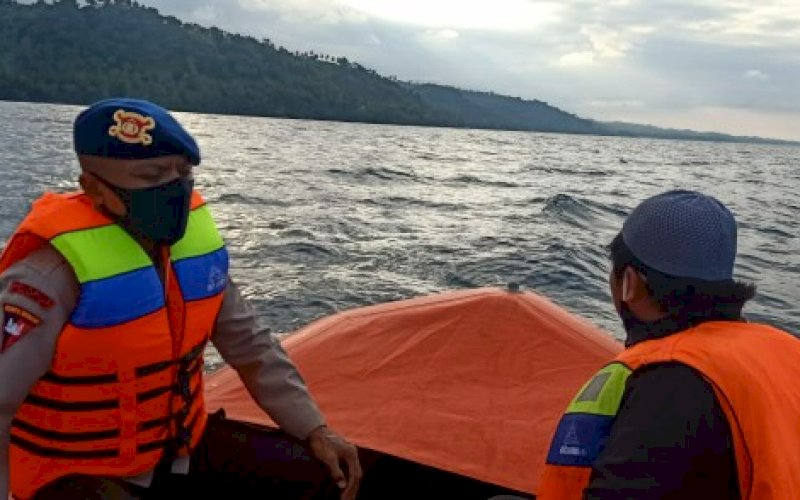 PENCARIAN. SAR Brimob Batalyon C Pelopor Satbrimob Polda Sulsel melakukan pencarian terhadap ABK KMN Tuna King yang hilang di perairan Kassi, Kabupaten Sinjai, Jumat (7/8/2020). foto: istimewa