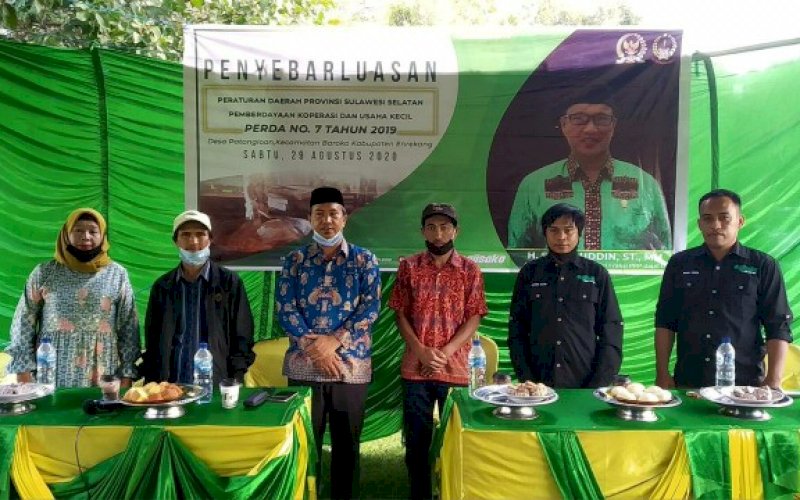 SOSIALISASI. Anggota DPRD Sulsel dari Fraksi PPP, H Saharuddin (ketiga kiri), melakukan sosialisasi penyebarluasan Peraturan Daerah (Perda) Provinsi Sulsel Nomor 7 Tahun 2019 tentang Pemberdayaan Koperasi dan Usaha Kecil di Desa Patongloan, Kecamatan Baroko, Sabtu (29/8/2020). foto: istimewa