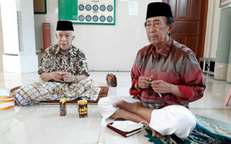 PENGURUS MASJID. Ketua Pengurus Masjid Sihhatul Iman HM Said Sulaiman (kiri) bersama Ketua Pengurus Yayasan Shihhatul Iman Baharuddin Makkasau usai rapat di Masjid Sihhatul Iman di Kompleks Kesehatan Banta-bantaeng, Kecamatan Rappocini, Kota Makassar. foto: doelbeckz/pluz.id