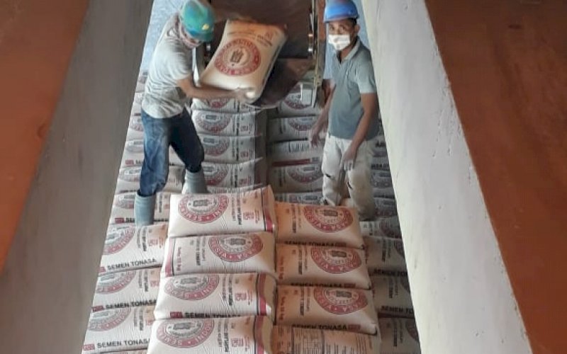 PRODUKSI SEMEN. Pekerja sedang mengawasi produksi Semen Tonasa. Perusahaan BUMN ini, berkomitnen tetap hadir hingga ke pelosok negeri. foto: istimewa