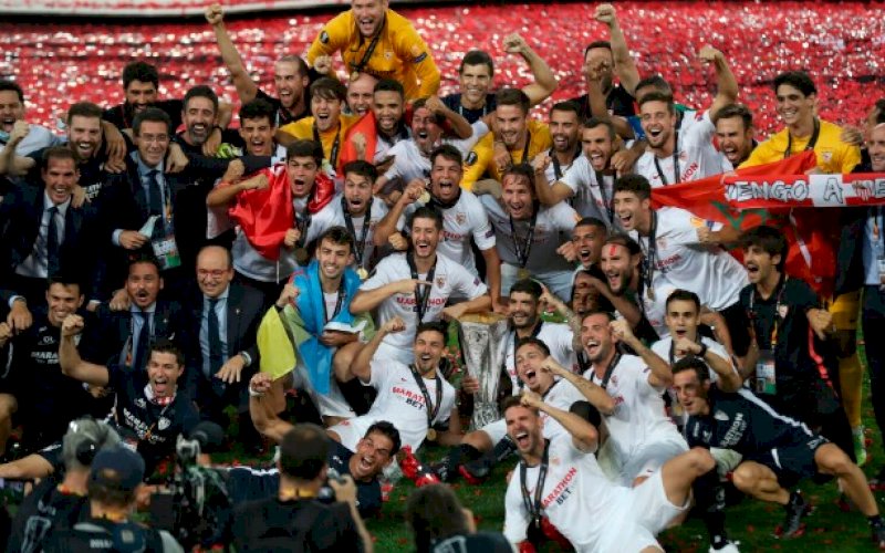 PESTA JUARA. Sevilla juara Liga Europa 2019/2020 usai kalahkan Inter Milan 3-2 di final yang berlangsung di di Rhein Energie Stadion, Sabtu (22/8/2020) dini hari WITA. foto: twitter @europaleague
