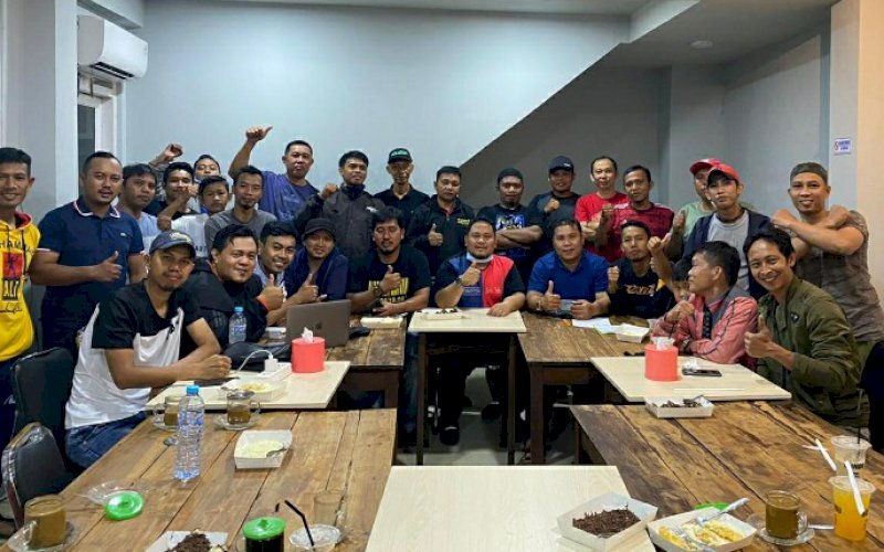 PERSIAPAN. Rapat pemantapan kegiatan Gowes Night Rides yang dihadiri 34 komunitas di Warkop Bundu Kopi, Jl Andi Mallabombassang, Sungguminasa, Gowa, Rabu (26/08/2020) malam. foto: istimewa