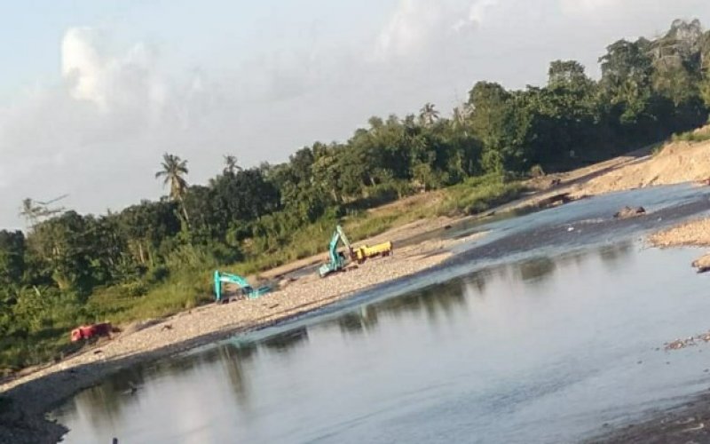 AKTIVITAS TAMBANG. Aktivitas tambang galian C di Sungai Bila, Kecamatan Pitu Riase, Kabupaten Sidrap, masih terus beroperasi hingga saat ini, Sabtu (22/08/2020). foto: istimewa