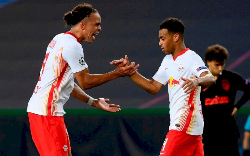 PENENTU KEMENANGAN. Pemain RB Leipzig, Tyler Adams (kanan), mendapatkan sambutan dari rekannya usai mencetak gol penentu kemenangan 2-1 atas Atletico Madrid pada perempatfinal Liga Champions di Estadio Jose Avalade, Lisbon, Portugal, Jumat (14/8/2020) dini hari WITA. foto: twitter @ChampionsLeague