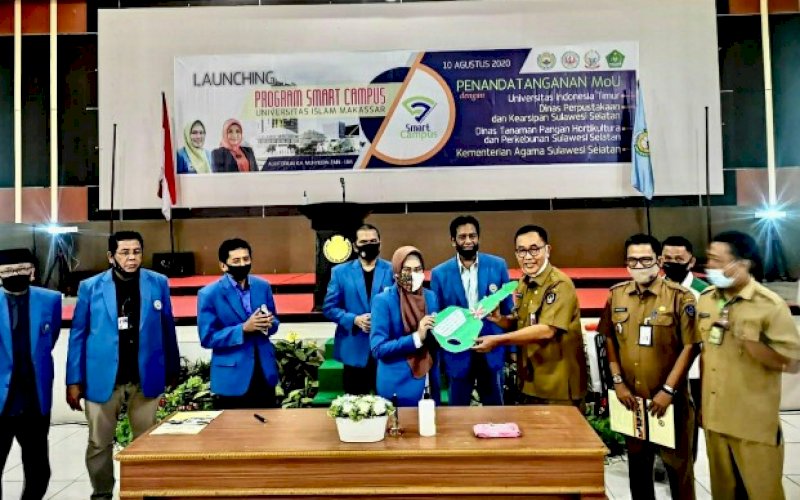 PENANDATANGANAN MOU. Rektor Universitas Islam Makassar (UIM) DR Ir Hj A Majdah M Zain menandatangani MoU dengan empat pimpinan lembaga di Auditorium KH Muhyiddin Zain UIM, Senin (10/8/2020). foto: istimewa