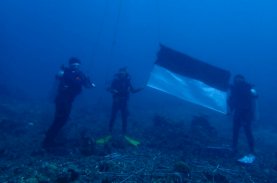 Upacara Bendera di Bawah Laut Teluk Bone