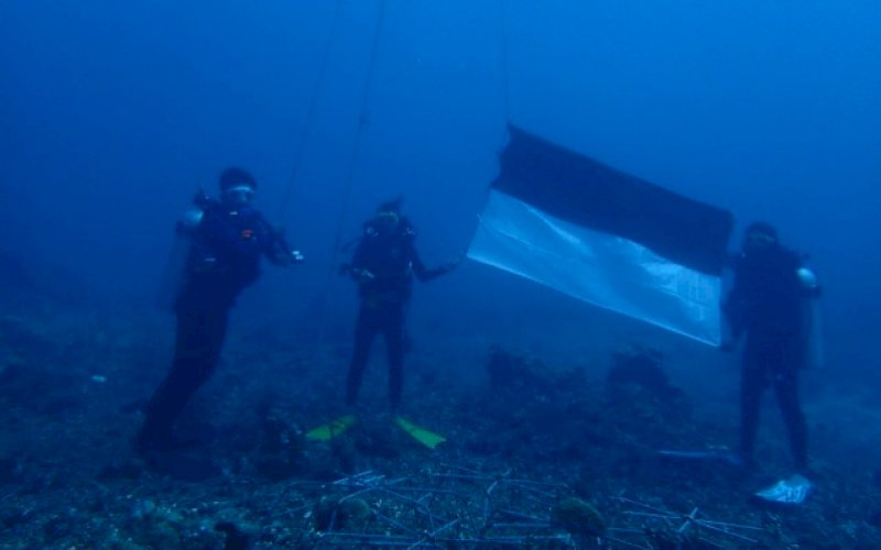 UPACARA BENDERA. Suasana upacara bendera di bawah air dalam rangka memperingatan HUT Kemerdekaan RI ke-75 di Perairan Teluk Bajoe, Bone, Senin (17/8/2020). foto: istimewa
