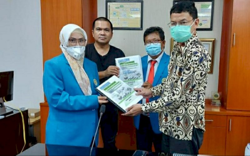 KONSULTASI. Rektor Universitas Islam Makassar (UIM) Dr Ir Hj A Majdah M Zain Agus Arifin Nu'mang MSi bersama Dekan FIK UIM Dr Marhaen Hardjo MBiomed PhD dan Kabag Humas dan Kerja Sama UIM Wachyudi Muchsin saat menemui Ketua Konsil Kedokteran Prof Dr Taruna Ikrar MBiomed di Ruang Rapat Konsil Kedokteran Indonesia, Kamis (10/9/2002). foto: istimewa