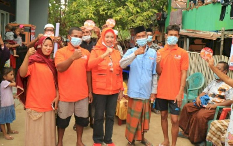 DISAMBUT WARGA. Bakal calon Bupati Pangkep, Andi Nirawati, disambut meriah saat memenuhi undangan warga di Pulau Podang-podang, Pangkep, Minggu (20/9/2020). foto: istimewa