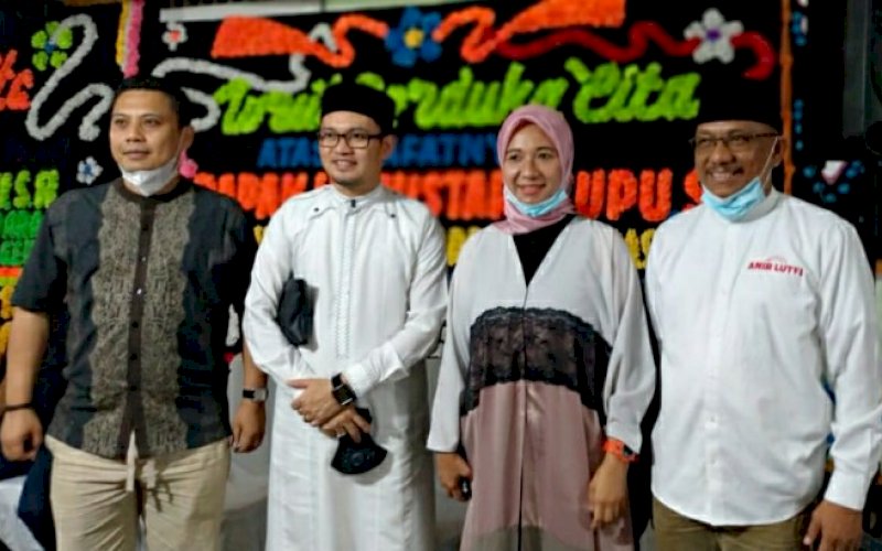 TAKZIAH. Pasangan Calon Bupati dan Wakil Bupati Pangkep Andi Nirawati-Lutfi Hanafi (Anir-Lutfi) menghadiri acara takziah meninggalnya almarhum Mustari Supu, mertua dari Ketua DPD Partai Gerindra Sulsel Andi Iwan Darmawan Aras di Kompleks Puri Taman Sari, Kelurahan Borong, Kecamatan Manggala, Makassar, Kamis (24/9/2020). foto: istimewa