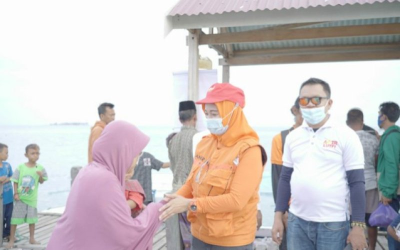 DISAMBUT WARGA. Bakal calon Bupati Pangkep Andi Nirawati disambut warga saat mengunjungi salah satu pulau di Pangkep. foto: istimewa