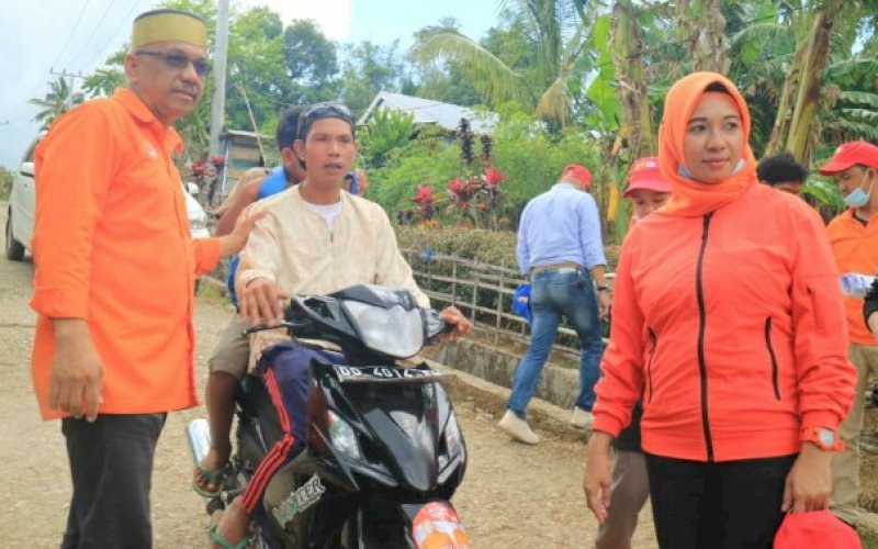 SAPA WARGA. Pasangan calon Bupati dan Wakil Bupati Pangkep, Andi Nirawati-Lutfi Hanafi (Anir-Lutfi) menyapa warga. Pasangan ini, ditetapkan KPU Pangkep sebagai pasangan calon Bupati dan Wakil Bupati Pangkep periode 2021-2026, Rabu (23/9/2020). foto: istimewa