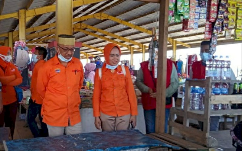 PRO PEDAGANG. Pasangan Calon Bupati dan Wakil Bupati Pangkep nomor urut 4, Andi Nirawati-Lutfi Hanafi (Anir-Lutfi) saat melakukan blusulan ke pasar. Pasangan ini memiliki program pro pedagang kecil. foto: istimewa