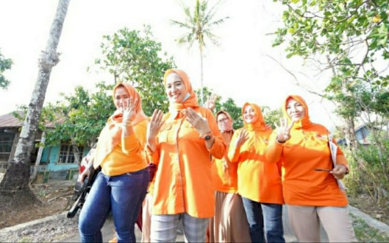 KOMPAK. Calon Bupati Andi Nirawati bersama tim kompak menunjukkan salam empat jari sebagai simbol nomor urut pasangan Andi Nirawati-Lutfi Hanafi (Anir-Lutfi). foto: istimewa