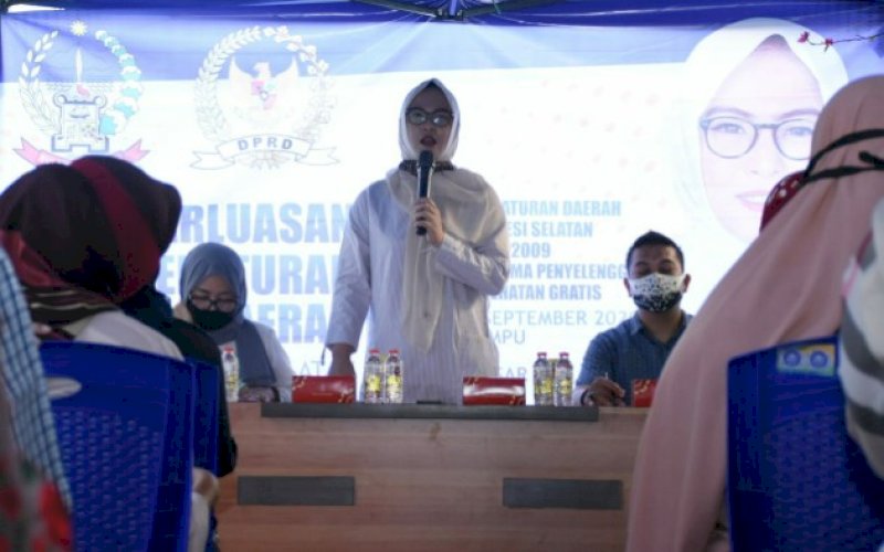 SOSIALISASI PERDA. Anggota DPRD Sulsel, Andi Rachmatika Dewi, melaksanakan sosialisasi Perda Provinsi Sulsel nomor 9 tahun 2016 tentang Kerja Sama Penyelenggaraan Pelayanan Kesehatan Gratis di Kecamatan Tallo, Kota Makassar, Minggu (6/9/2020). foto: istimewa