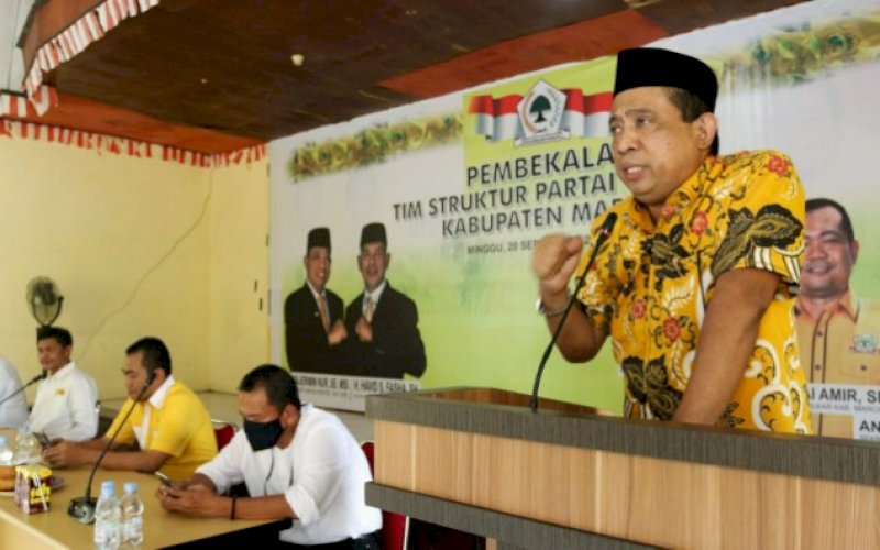 ORASI. Bakal calon Bupati Maros, Andi Tajerimin berorasi di hadapan kader Golkar Maros, Minggu (20/9/2020). foto: istimewa