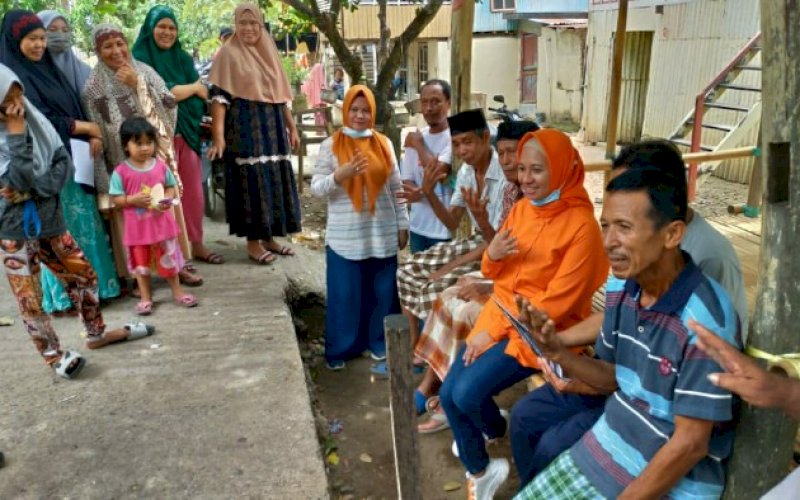 SILATURAHMI. Calon Bupati Pangkep, Andi Nirawati, saat bersilaturahmi dengan warga Kampung Bontojae, Kelurahan Sibatua, Kecamatan Pangkajene, Minggu (27/9/2020). foto: istimewa