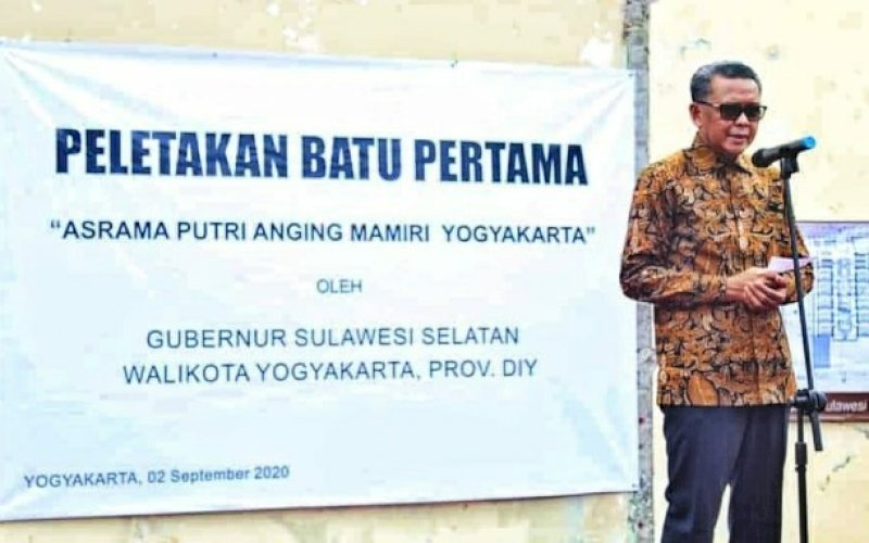 PEMBANGUNAN ASRAMA. Gubernur Sulsel, HM Nurdin Abdullah, melakukan peletakan batu pertama pembangunan Asrama Putri Sulsel 'Anging Mammiri' di Provinsi Daerah Istimewa Yogyakarta,&nbsp; Rabu (2/9/2020). foto: istimewa
