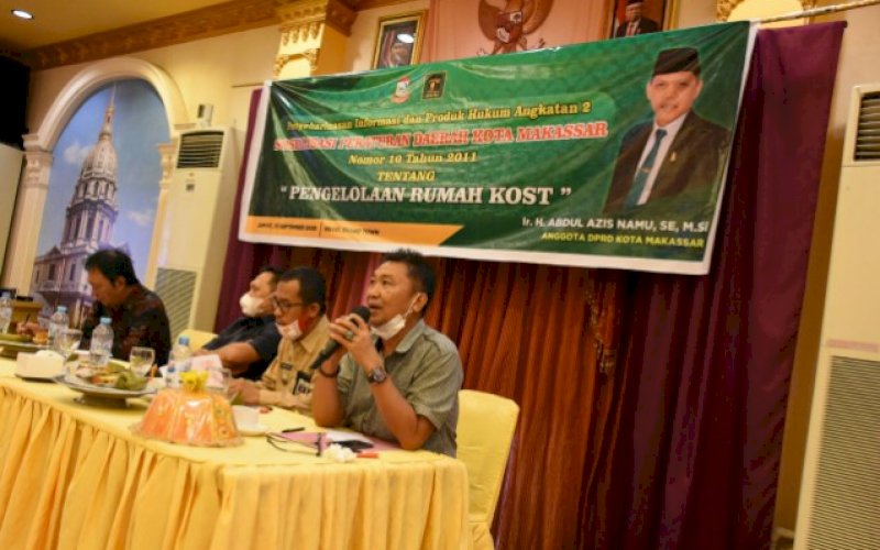 SOSIALISASI. Legislator DPRD Kota Makassar, Aziz Namu, melakukan sosialisasi Perda Nomor 10 Tahun 2011 tentang Pengelolaan Rumah Kost di Hotel Grand Town Makassar, Jumat (25/9/2020). foto: istimewa
