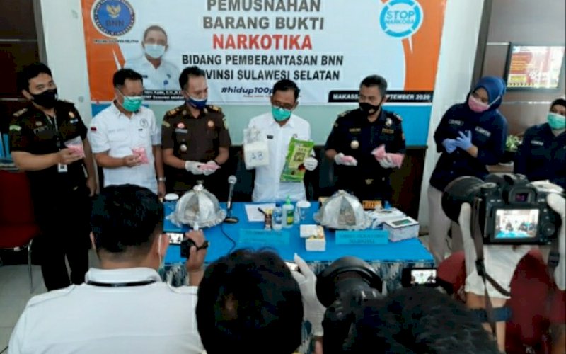 BARANG BUKTI. Kepala BNN Provinsi Sulsel, Brigjen Pol Idris Kadir SH MHum (keempat kiri) memperlihatkan barang bukti narkotika yang berhasil diamankan pada Pemusnahan Barang Bukti Narkotika Bidang Pemberantasan BNN Provinsi Sulsel Kantor BNN Provinsi Sulsel, Kota Makassar, Kamis (17/9/2020). foto: doelbeckz/pluz.id