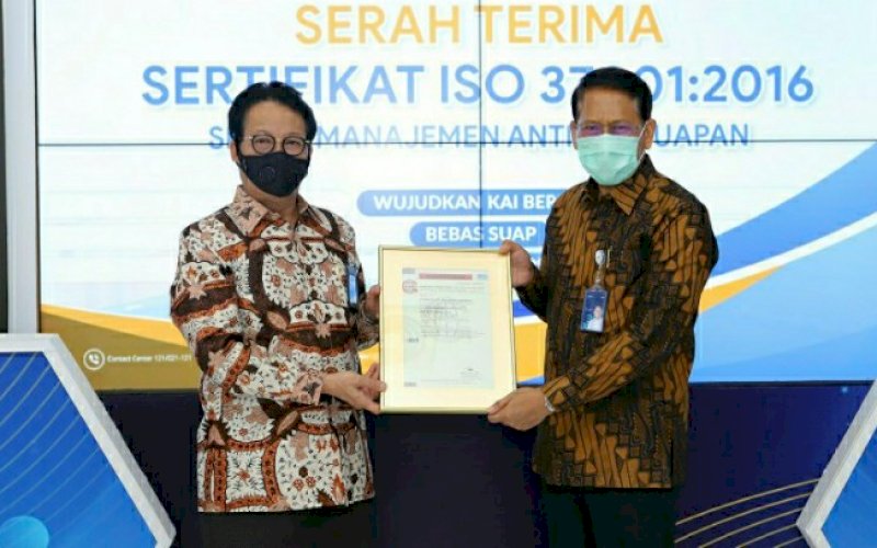 PENYERAHAN. Direktur Utama PT Sucofindo (Persero) Bachder Djohan Buddin (kiri) menyerahkan sertifikat Sistem Managemen Anti Penyuapan kepada Direktur PT KAI (Persero)&nbsp;Didiek Hartyanto&nbsp;di Jakarta Railway Center (JRC). foto: istimewa
