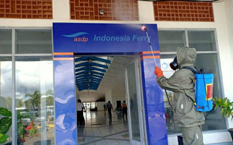 PENYEMPROTAN. Satuan Tugas Percepatan Penanganan Covid 19 melakukan penyemprotan disinfektan di area pelabuhan penyeberangan Bajoe Kecamatan Tanete Riattang Timur Kabupaten Bone, Senin (21/9/2020). foto: istimewa