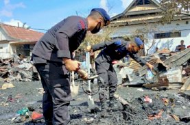 Brimob Bone Bergerak Cepat Bantu Korban Kebakaran
