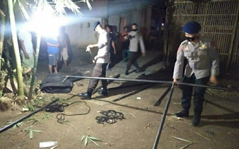 DIRIKAN TENDA. Personel Batalyon C Pelopor Satbrimob Polda Sulsel mendirikan tenda untuk korban kebakaran, Minggu (13/9/2020). foto: istimewa