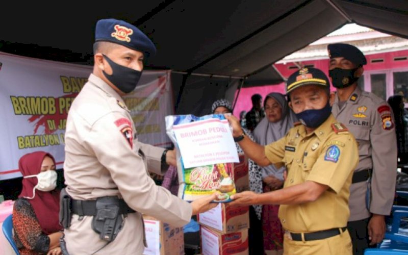 BANTUAN. Bantuan Batalyon C Pelopor diserahkan untuk korban kebakaran di Jl Sukawati, Kelurahan Macege, Kecamatan Tanete Riattang Barat, Kabupaten Bone, Senin (7/9/2020). foto: istimewa