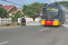 Brimob Bone Penyemprotan Disinfektan Massal