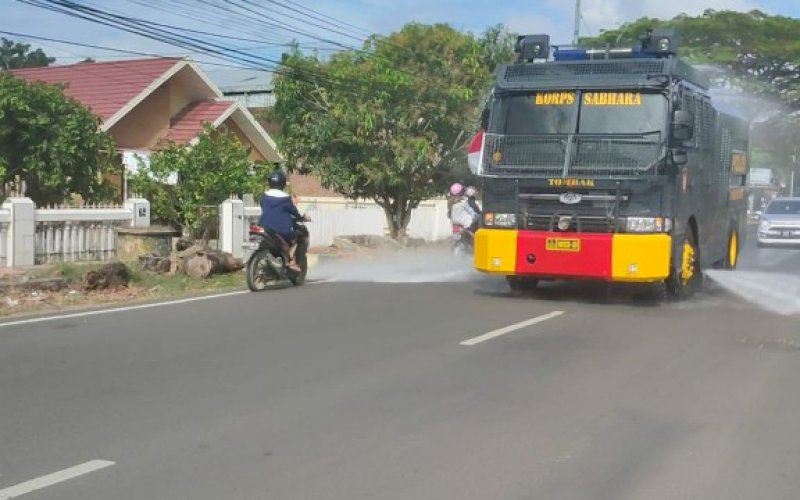 PENYEMPROTAN MASSAL. Kendaraan Batalyon C Pelopor Satbrimob Polda Sulsel melakukan penyemprotan disinfektan massal di sejumlah titik di Kabupaten Bone, Jumat (18/9/2020). foto: istimewa