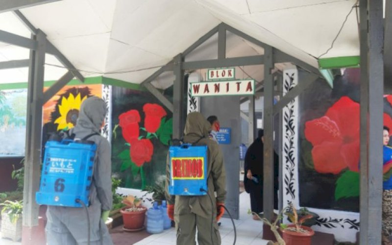 PENYEMPROTAN. Personel Brimob Batalyon C Pelopor Satbrimob Polda Sulsel melakukan penyemprotan cairan disinfektan di Kantor Lapas Kelas IIA Watampone, Jl Laksamana Yos Sudarso Kabupaten Bone, Selasa (22/9/2020). foto: istimewa