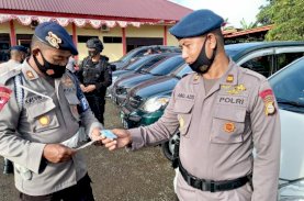 Brimob Bone Periksa Kendaraan Personel