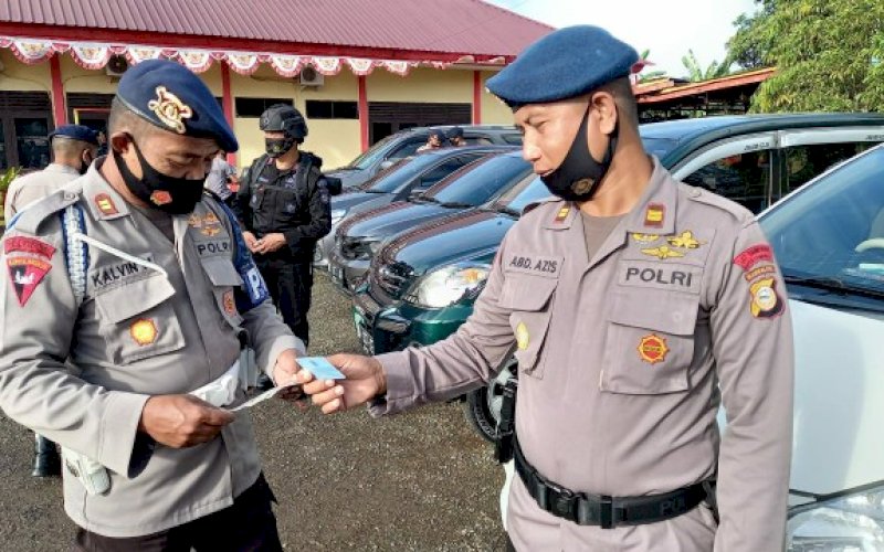 PEMERIKSAAN. Pengecekan dan pemeriksaan terhadap kelengkapan dan surat-surat kendaraan seluruh personel Batalyon C Pelopor Satbrimob Polda Sulsel, Kamis (3/9/2020). foto: istimewa