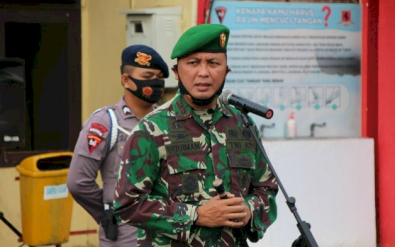 PIMPIN APEL. Komandan Kodim (Dandim) 1407 Bone Letkol Kav Budiman memimpin apel pagi di Mako Brimob Batalyon C Pelopor Jl MH Thamrin Nomor 70 Watampone, Bone, Selasa (8/9/2020). foto: istimewa