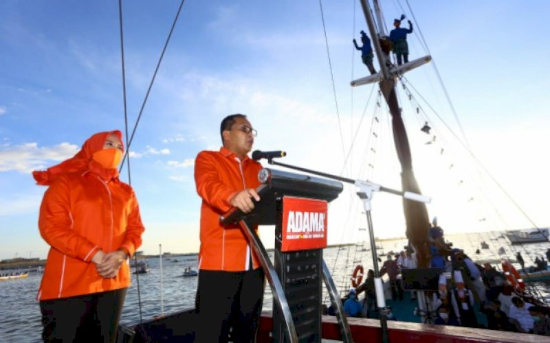 PESAN KEBAIKAN. Pasangan bakal calon Wali Kota dan Wakil Wali Kota Makassar, Mohammad Ramdhan Pomanto-Fatmawati Rusdi (Danny-Fatma) saat mendeklarasikan diri maju pada Pilwalkot Makassar 2020 di atas Kapal Pinisi di Pantai Losari, Makassar, Kamis (3/8/2020). Pasangan Adama menebarkan pesan kebaikan dalam melakoni suksesi kepemimpinan Pilwalkot Makassar 2020. foto: istimewa