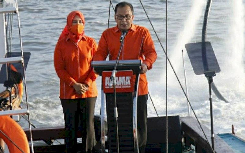 DEKLARASI PASANGAN. Pasangan bakal calon Wali Kota dan Wakil Wali Kota Makassar, Mohammad Ramdhan Pomanto-Fatmawati Rusdi (Danny-Fatma) saat mendeklarasikan diri maju pada Pilwalkot Makassar 2020 di atas Kapal Pinisi di Pantai Losari, Makassar, Kamis (3/8/2020) sore. foto: istimewa